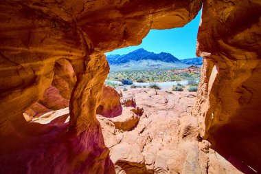 Ateş Vadisi kumtaşı oluşumlarının canlı renklerinin tadını çıkarın. Moapa Vadisi 'nin nefes kesici manzarasını keşfedin. Nevada' nın engin gökyüzünün altında macera ve sükunetin buluştuğu yeri..