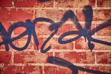 Mavi grafiti, Cincinnati 'deki kırmızı tuğlaları Ren Bölgesi' ne sürüklüyor. Şehir çürümesini ve canlı sokak sanatını yakalıyor. İsyan, doku ve sanatsal ifade temaları için mükemmel..