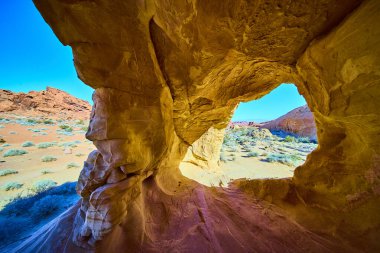 Nevada Ateş Vadisi 'ndeki Moapa Vadisi' nin nefes kesici güzelliğini keşfedin. Sıcak kırmızı ve portakalların sonsuz mavi gökyüzü ile buluştuğu canlı çöl manzarasındaki doğal bir kemerden bakın. Tam oldu.