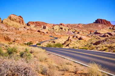 Nevada 'daki Moapa Vadisi' nin huşusunu keşfedin. Ateş Vadisi 'nin hareketli kumtaşı ve dolambaçlı yolları Amerika' yı keşfetmek için mükemmel, uçsuz bucaksız mavi gökyüzü altında nefes kesici bir macera sunar.