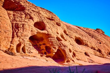 Nevada Moapa Vadisi 'ndeki Ateş Vadisi' nin nefes kesici güzelliğini keşfedin. Parlak kırmızı kaya oluşumlarına ve açık mavi gökyüzüne karşı oluşturulan karmaşık erozyon şekillerine hayret edin. Tam oldu.