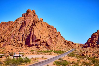 Moapa Vadisi Nevada 'daki Ateş Vadisi' nin hayranlık uyandıran kızıl kaya oluşumlarını keşfedin. Dolambaçlı bir yol sizi Amerika 'nın güneybatısının saf güzelliğini keşfetmeye davet ediyor..