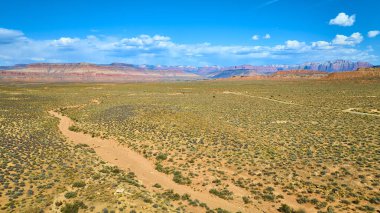 Utah Kasırgası 'ndaki Gooseberry Mesa' nın nefes kesici hava manzarası geniş çöl manzarasını gözler önüne seriyor. Kırmızı kaya oluşumları, toprak yollar ve açık mavi gökyüzü maceracılar için mükemmel.
