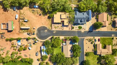 Zion Ulusal Parkı yakınlarındaki büyüleyici Springdale mahallesinin havadan görünüşü, çeşitli evler, güneş panelleri ve yemyeşil alanlar, modern banliyö yaşamını ve Utah 'ta sürdürülebilir yaşamı gözler önüne seriyor..