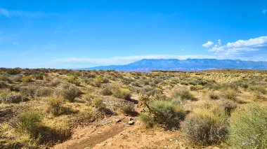 Utah, Kasırga 'daki Gooseberry Mesa' nın hava manzarası canlı mavi gökyüzü, engebeli arazi ve uzak dağlar ile süpürücü bir çöl manzarası sergiliyor. Macera ve yalnızlık teması için ideal..