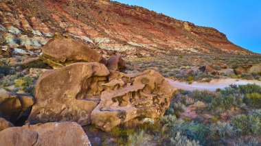 Utah, Gooseberry Mesa 'nın hava görüntüsü, aşınmış kumtaşı oluşumlarını ve gün doğumunda canlı kırmızı uçurumları gösteriyor. Huzurlu çöl manzarası dokunulmamış doğanın ihtişamını ve yalnızlığını yakalar..