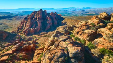 Kar Kanyonu Eyalet Parkı Utah 'taki kırmızı kaya oluşumlarının nefes kesici hava manzarasını araştırın. Açık mavi gökyüzünün altında çöl manzarasının engin güzelliğini ve yalnızlığını hissedin..