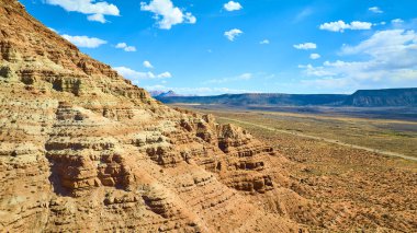 Utah Kasırgası 'ndaki Bektaşi üzümü Mesa' sının nefes kesici güzelliğini keşfedin. Bu hava manzarası dramatik uçurumları ve engin çölü yakalar. Macera ve Amerikan halkının cazibesini uyandırmak için mükemmeldir.