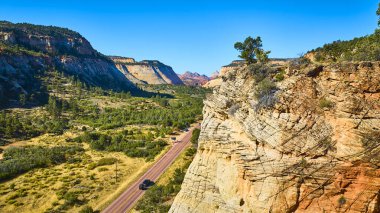 Zion Ulusal Parkı 'nın nefes kesen güzelliğini dramatik bir çöl kanyonu boyunca uzanan bu dolambaçlı yol manzarasıyla keşfedin. Utah 'ın açık yollarında macera ve özgürlük.
