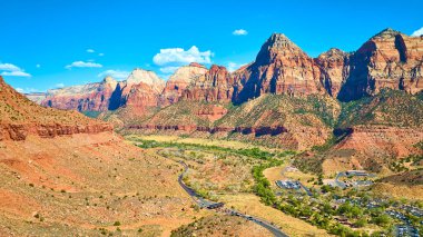 Havadan bakıldığında Zion Ulusal Parkı 'nın hayranlık uyandıran güzelliğini keşfedin. Yüksek kum taşı kayalıkları, dolambaçlı bir yol ve canlı manzaralar Springdale, Utah 'ta maceraya davetiye çıkarıyor. Yolculuk için mükemmel.