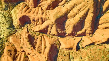 Gooseberry Mesa, Utah 'ın havadan görünüşü çarpıcı bir çöl manzarası sergiliyor çarpıcı erozyon desenleri ve seyrek bitki örtüsü, doğanın zamansız güzelliğini ve dayanıklılığını vurguluyor..