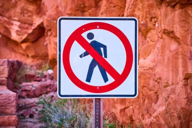 Zion Ulusal Parkı 'nın doğu girişinde, Springdale, Utah' da yürüyüş işareti yok. İkonik kırmızı kaya manzarası bu çarpıcı çölde doğal güzellik ve güvenlik önlemlerinin kesişimini vurguluyor.