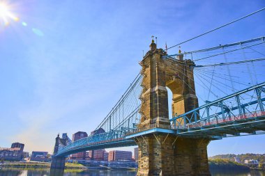 John A Roebling Askılık Köprüsü, Cincinnati 'yi Covington' a bağlayan sakin nehri kapsar. Tarihsel cazibesi modern Cincinnati siluetiyle güzel bir tezat oluşturuyor.