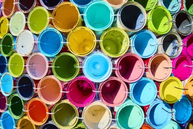 Cincinnati 'de bir stüdyo ortamındaki canlı boya kutularının genel manzarası. Sanat ve tasarım projeleri için mükemmel renkli bir palet. Her renkte yaratıcılık ve ilham sergiliyor..