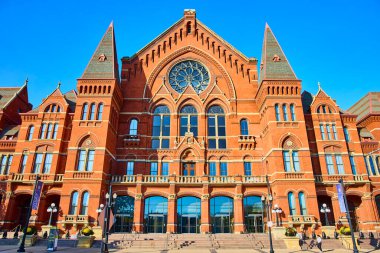 Ohio 'daki Cincinnati Music Hall Gotik Uyanış mimarisini sergiliyor. Canlı kırmızı tuğla cephesi ve karmaşık gül penceresi kültürel ve tarihi zarafetin özünü yansıtıyor..