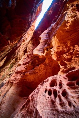 Utah 'taki Kar Kanyonu Parkı' nın ilham verici güzelliğini keşfedin. Yükselen kırmızı kaya oluşumlarına ve canlı güneş ışığıyla yıkanan dar kanyonlara hayran kaldım. Macera arayanlar ve doğa için mükemmeldi.