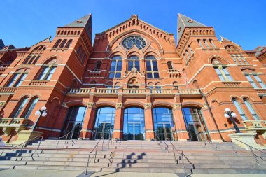 Tarihi bir kırmızı tuğla şaheseri olan Cincinnati Müzik Salonu 'nun ihtişamını yakalayın. Süslü gül penceresi ve karmaşık taş işçiliği açık mavi gökyüzü altında kültürel önemi temsil eder..