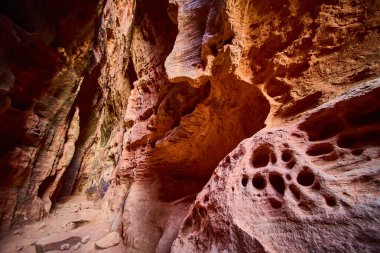 Utah 'taki Kar Kanyonu Parkı' nın nefes kesici güzelliğini keşfedin. Zaman tarafından oyulmuş kırmızı ve turuncu kumtaşı oluşumlarına hayranım. Maceracılar ve doğa severler için mükemmel..