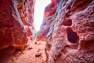 Utah, Ivins 'teki Kar Kanyonu Eyalet Parkı' nın dramatik güzelliğini keşfedin. Bu çarpıcı çöl kanyonunu keşfederken yüksek kırmızı kaya duvarlarına ve engebeli dokulara hayret edin. Maceracılar için mükemmel..
