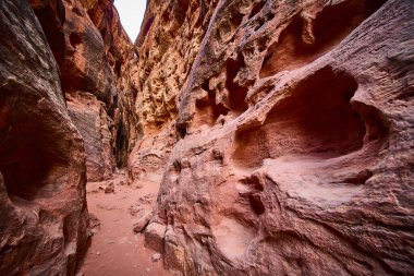 Utah, Ivins 'teki Kar Kanyonu Eyalet Parkı' nın nefes kesici, dolambaçlı kanyonlarını keşfedin. Canlı kumtaşı renklerine ve karmaşık erozyon kalıplarına dalmak macera ve doğal güzellik için mükemmel bir zemin hazırlamak..