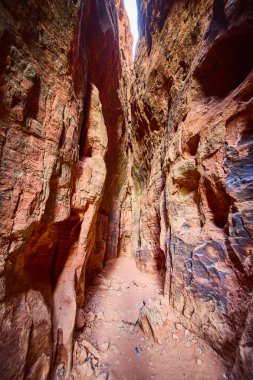 Ivins Utah 'taki Kar Kanyonu Eyalet Parkı' nın nefes kesici kanyonlarını keşfedin. Altın çöl güneşi altında yükselen kırmızı kaya duvarlara ve karmaşık jeolojik oluşumlara hayret edin..