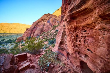Kar Kanyonu Eyalet Parkı Utah 'taki kızıl kaya oluşumlarının görkemli manzarası. Altın saatinde canlı renkler ve erozyon desenleri çöl manzarasının zamansız güzelliğini ve engebeli cazibesini vurgular..
