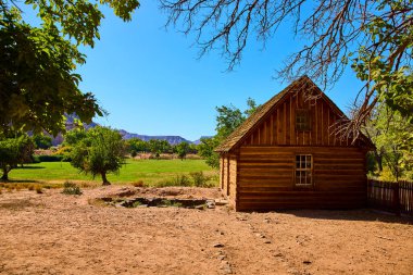Grafton Utah 'taki ahşap kulübe hayalet bir kasabanın özünü yakalıyor. Etrafı yemyeşil tarlalarla çevrili bu tarihi çiftlik, sakin bir kırsal alan sunuyor..