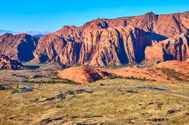 Utah 'taki Kar Kanyonu Eyalet Parkı' nın çarpıcı kırmızı ve turuncu oluşumlarını araştırın. Bu çöl manzarasında açık mavi gökyüzüne karşı yükselen uçurumlar var. Macera ve seyahat meraklıları için mükemmel..