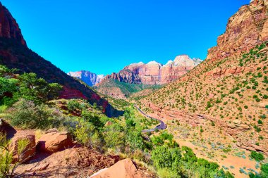 Zion Ulusal Parkı 'nın büyüleyici güzelliğini keşfedin çarpıcı kırmızı kaya kanyonları ve gür yeşilliğiyle. Zion Park Bulvarı boyunca macera arayanlar için ideal bir yer. Springdale, Utah. Bugün keşfedin..
