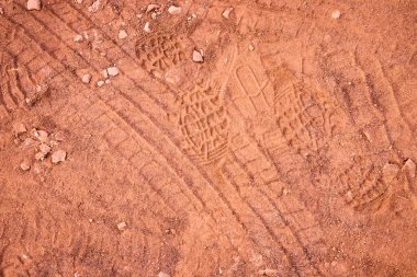 Gooseberry Mesa, Utah 'ta lastik izleri ve bot izleri. Macera ve endüstri hakkında bir hikaye. Amerika 'nın engebeli bölgelerinde keşif, inşaat ve çöl seyahatleri için mükemmel bir tema..
