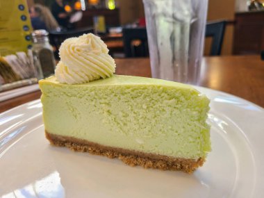 Fort Wayne 'de bir İtalyan restoranında bir dilim kremalı limonlu cheesecake ye. Krem şanti ile kaplı bu tatlı, sıcak bir akşam yemeği ortamında yemek için mükemmel bir lezzettir..