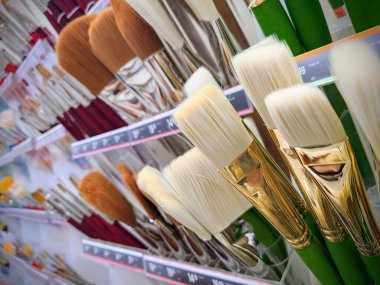 Fort Wayne Indiana 'da bu canlı fırça gösterisiyle yaratıcılık dolu bir dünya keşfedin. Sanat malzemeleri ve araçlarında ilham arayan sanatçılar ve amatörler için mükemmel bir şekilde organize edilmiş..