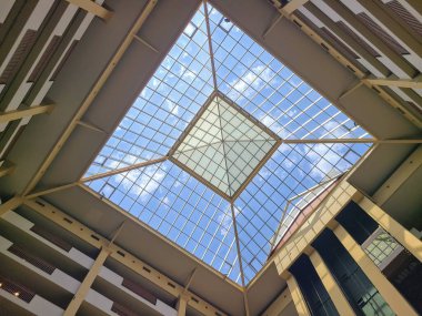 Modern bir Nashville binasındaki çarpıcı geometrik tavan penceresi avluyu doğal ışıkla dolduruyor. Kentsel alanlarda yenilikçi mimari ve iç tasarım sergilemek için mükemmel..