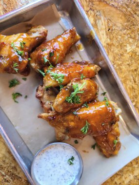 Utah 'ın kırsal kesiminde yediğin bu jöleli tavuk kanatlarıyla Zion' un tadını çıkar. Taze maydanozlu bir dokunuşla tamamen altın gibi, bu yemek, sıradan yemek aşıkları için çok cazip bir lezzettir..