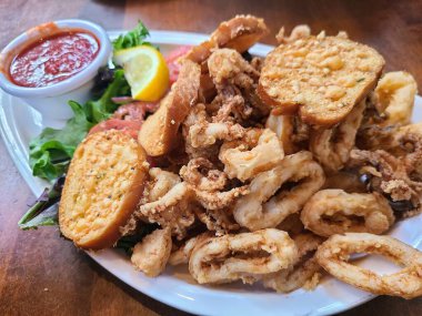 Fort Wayne, Indiana 'da bir İtalyan restoranında ağız sulandıran bir deniz ürünleri deneyimi yaşayın. Kızarmış kalamar, sarımsaklı ekmek ve taze salata. Sıradan yemek meraklıları için mükemmel..