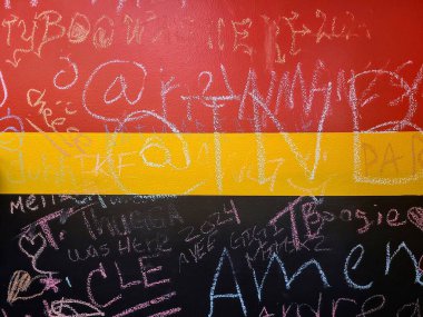 Canlı tebeşir grafitisi, Cincinnati restoranındaki renkli bir duvarı kaplıyor, kentsel yaratıcılık ve toplum ifadesi sergiliyor. Amerika Birleşik Devletleri 'ndeki sanat ve halka açık etkinlik projeleri için mükemmel..