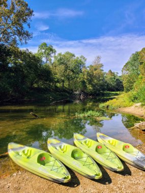 Hocking Hills nehrinin sakin kıyılarında dört parlak yeşil eski kasaba kanosuyla sükunet ve macera yaşayın. Ohio 'da çevre dostu bir kaçış arayan doğa severler için ideal..
