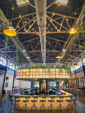 Franklin, Tennessee 'deki endüstriyel tarzda bir bara gel. Gösterişli tezgahlar, yemyeşil ve ılık ışıklar modern tasarım ve kırsal cazibenin mükemmel bir karışımını oluşturur..