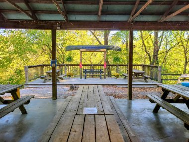 Hocking Hills Ohio 'da kırsal bir çardakta sükuneti deneyin. Ahşap barınağın altında pikniklerin tadını çıkarın ya da bereketli ormanlar ve sakin manzaralar arasında açık hava maceraları planlayın. Doğa aşıkları için mükemmel..