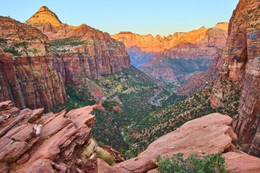 Zion Ulusal Parkı üzerindeki altın saat Pine Creek Kanyonu 'nun güzelliğini ve kırmızı kaya oluşumlarını yansıtıyor. Bu yol Springdale' den Zion Park Bulvarı boyunca uzanıyor. Utahs 'ta macera bekliyor.