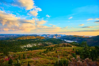 Zion Ulusal Parkı 'ndaki Kolob Kanyonu' nun altın saat manzarası. Lava Point Overlook, Springdale, Utah 'tan engebeli kayalıkların ve sonbahar renklerinin dingin güzelliğini tecrübe edin. Macera doğada bekler.