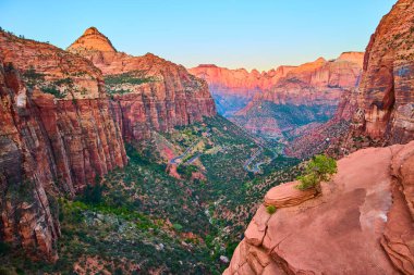 Zion Ulusal Parkı 'nın altın saatindeki görkemli güzelliğini tecrübe edin. Springdale, Utah yakınlarındaki Pine Creek Kanyonu 'nun çarpıcı kızıl kayalıklarında ve virajlı yollarında bir mucize. Doğayı keşfetmek ihtişam.