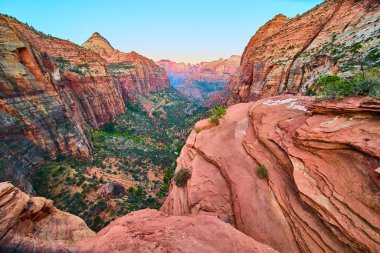 Zion Ulusal Parkı 'nın altın saatindeki kırmızı kaya oluşumlarının nefes kesici görüntüsü. Springdale, Utah 'taki Pine Creek Kanyonu ve Carmel Dağı Tüneli' ni keşfederken macera ve huşu yaşayın..