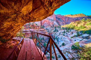 Zion Ulusal Parkı 'ndaki nefes kesici Pine Creek Kanyonu' nu keşfedin. Bu ahşap yürüyüş yolu, Amerika 'nın güneybatısında macera ve huşu uyandıran kırmızı kumtaşı uçurumlarının çarpıcı bir görüntüsünü sunuyor..