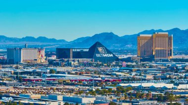 Las Vegas Şeridi 'nin çarpıcı hava manzarası, Luxor Piramidi ve Mandalay Körfezi gibi ikonik simgeler sergiliyor. Dünyaca ünlü eğlence merkezinin enerjisini hissedin..