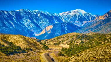 Nevada, Charleston Dağı yakınlarındaki manzaralı bir aracın nefes kesici hava manzarasını araştırın. Karla kaplı zirveler ve dolambaçlı yollar, açık mavi gökyüzüne karşı maceraya ve korkuyu davet eder. Seyahat için mükemmel.