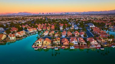 Las Vegas 'ın sakin bir banliyösünde terasotta çatısı olan lüks deniz manzaralı evler. Strip 'in uzak ufuk çizgisi sakin günbatımı atmosferiyle çelişiyor. Emlak cazibesi için mükemmel..