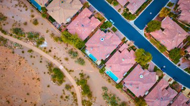 Las Vegas 'ın hava manzarasında terasotta döşeli çatılar ve çöl zeminine karşı parlayan havuzlar var. Dolaşan bir yürüyüş yolu bu huzurlu toplum ortamını güçlendirir.
