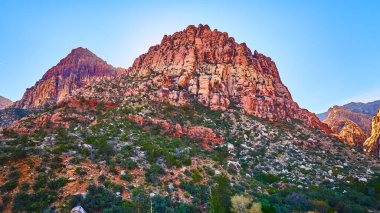 Las Vegas yakınlarındaki bir hava manzarasından çekilen Kızıl Kaya Kanyonları 'nın coşkulu uçurumlarını ve kurak güzelliklerini görün. Seyahat meraklıları ve doğa severler için mükemmel..