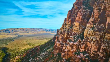 Nevada 'daki Kızıl Kaya Kanyonu' nun havadan görünüşü dramatik uçurumları ve geniş çöl ovalarını yakalıyor. Amerikan Güneybatısının engebeli güzelliğini ve zamansız cazibesini gözler önüne seriyor..